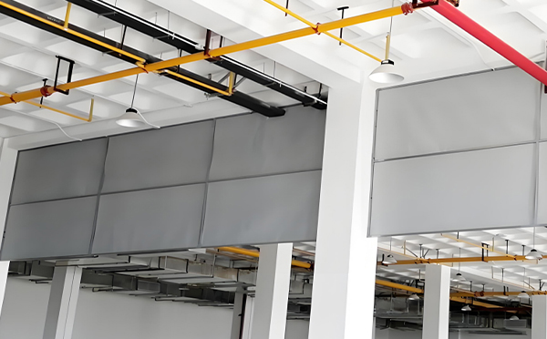 商场防烟分区常闭节点：崆峒挡烟垂壁高度与控制器接线图解