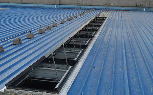 某城市大型商业综合体中庭崆峒排烟窗工程