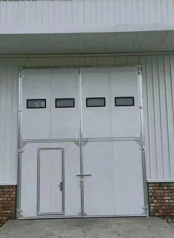 崆峒工业门在设备装配车间出入口的实施记录